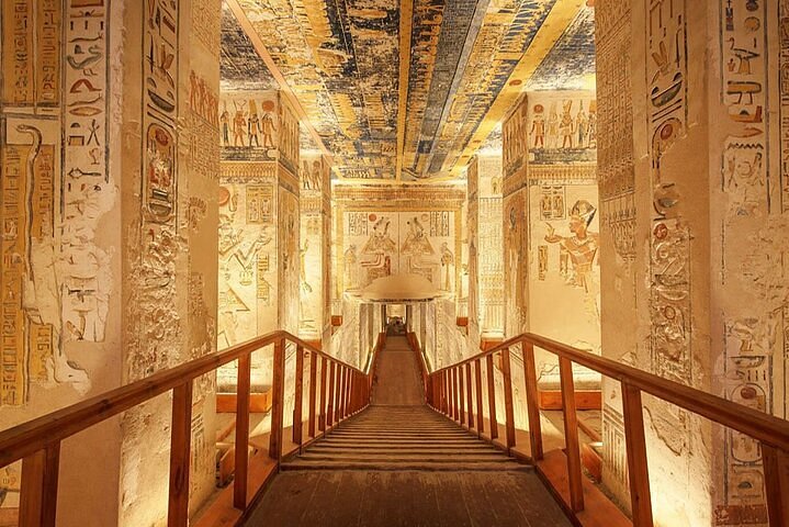 Day tour to Valley of the Kings, Hatshepsut Temple, and Colossi of Memnon